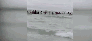 双胞胎姐妹青岛溺亡 在海边看到这个赶快逃