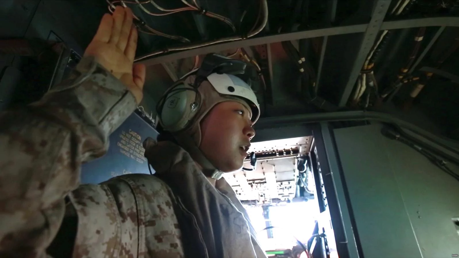 中国大陆女孩服役美国海军陆战队外籍首批空中宣誓入籍 阿波罗新闻网