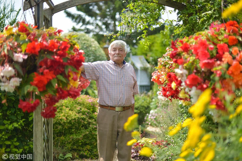 英国老人40年打造“全英第一”完美后花园!