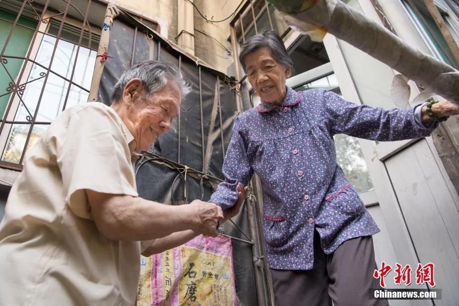 九旬夫妻抗战结婚无手续 渴望一张结婚证!