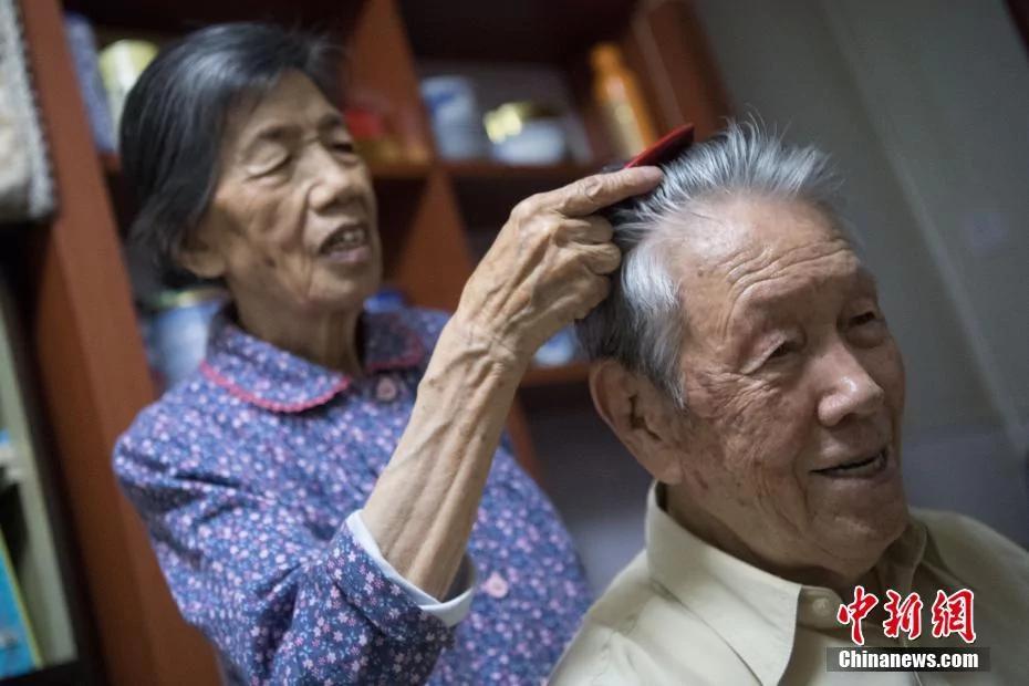九旬夫妻抗战结婚无手续 渴望一张结婚证!