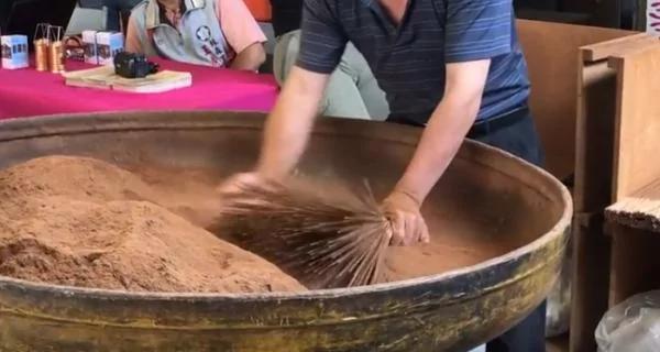 达人展现「剖香脚」 传统技艺让所有人惊叹!