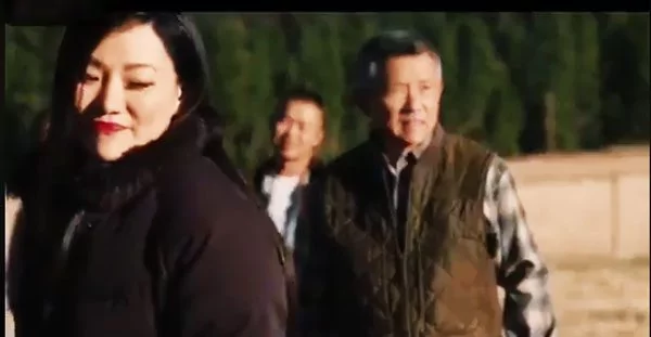 一群中国游客在草场围观熊 这里是美国,我们不分享土地