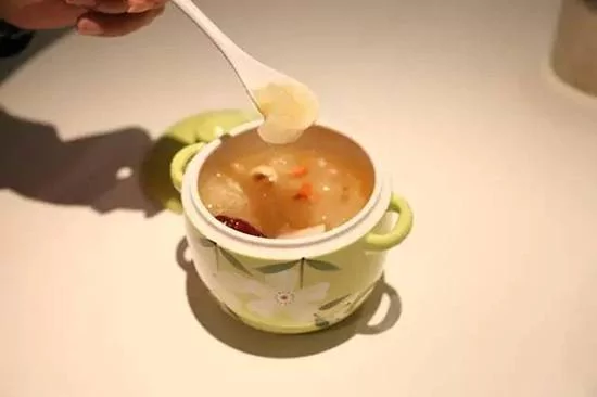 “银耳莲子汤”这样煮简单又胶质满满 喝完摸皮肤就知道!