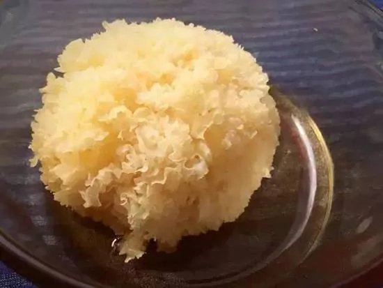 “银耳莲子汤”这样煮简单又胶质满满 喝完摸皮肤就知道!