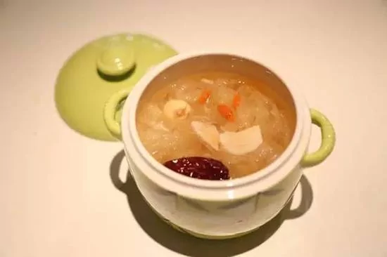 “银耳莲子汤”这样煮简单又胶质满满 喝完摸皮肤就知道!