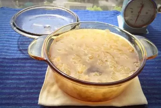“银耳莲子汤”这样煮简单又胶质满满 喝完摸皮肤就知道!