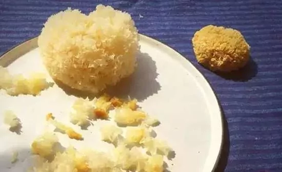 “银耳莲子汤”这样煮简单又胶质满满 喝完摸皮肤就知道!