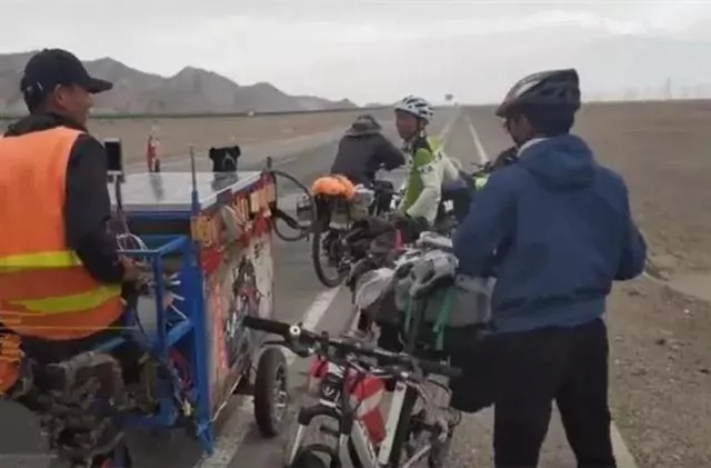 年迈狗狗陪20岁主人去西藏 主人推着小车 狗狗:一路一起走!