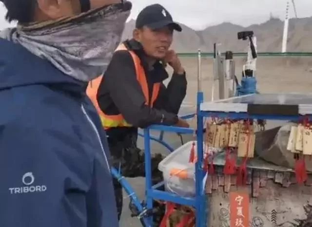 年迈狗狗陪20岁主人去西藏 主人推着小车 狗狗:一路一起走!