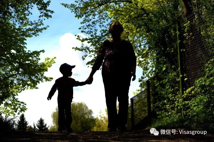 老外眼中中国人的一生:钱多 没一天是为自己过的!