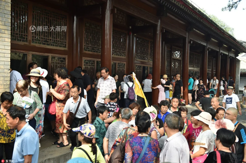 中国最短河流成“圣水” 游客扎堆下河洗手求好运!