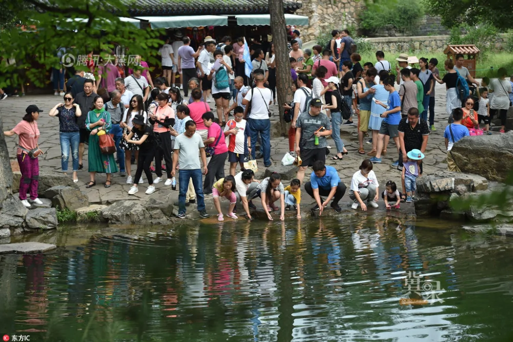 中国最短河流成“圣水” 游客扎堆下河洗手求好运!