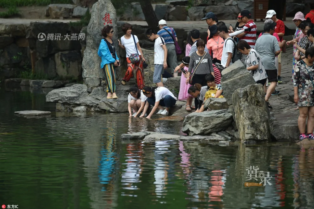 中国最短河流成“圣水” 游客扎堆下河洗手求好运!