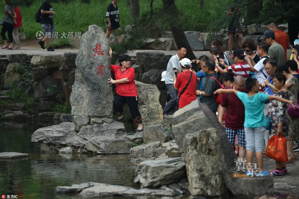 中国最短河流成“圣水” 游客扎堆下河洗手求好运!
