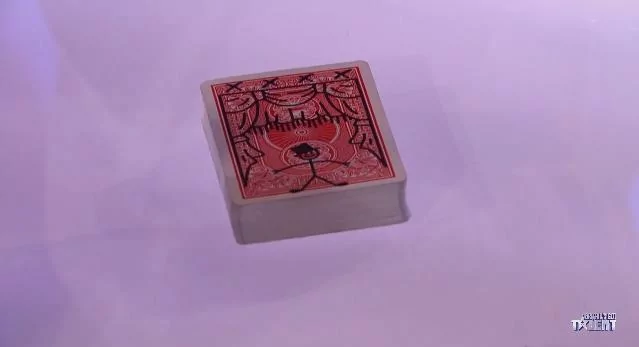 史上最神奇“扑克魔术”现身达人秀 连最挑剔的评审都傻眼!