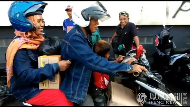 奇葩!2岁印尼男童 一天要抽40根烟!