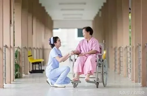 房租300 年轻人抢着住进养老院 到底发生了什么?