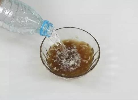 赶紧把香皂倒在可乐中 效果可真神奇!