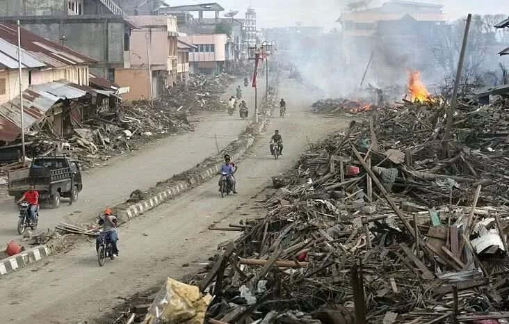 美国给他地,英国为他拍电影 这个老头用垃圾惊艳了世界!