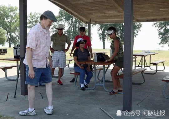 大爷“特异功能”创世界纪录:双腿翻转180度走路