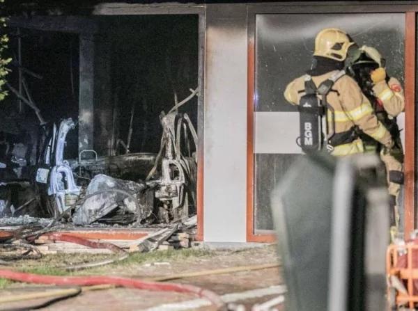 一名男子攜帶2桶瓦斯駕車衝進市政廳,當場引發爆炸及火災,市政廳損毀嚴重,肇事男子也身亡。(圖擷自twitter)