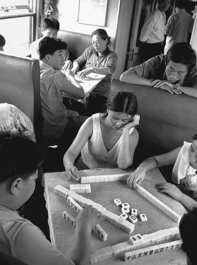 一位铁道工人用37年拍出的《火车上的中国人》!