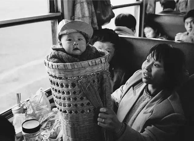 一位铁道工人用37年拍出的《火车上的中国人》!