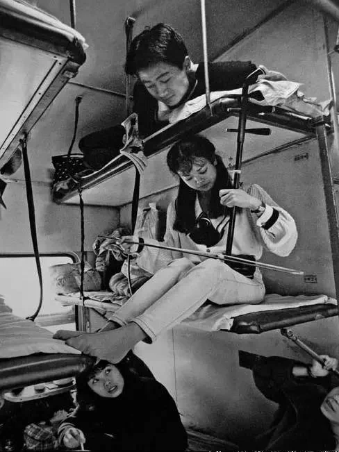 一位铁道工人用37年拍出的《火车上的中国人》!