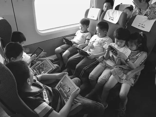 一位铁道工人用37年拍出的《火车上的中国人》!