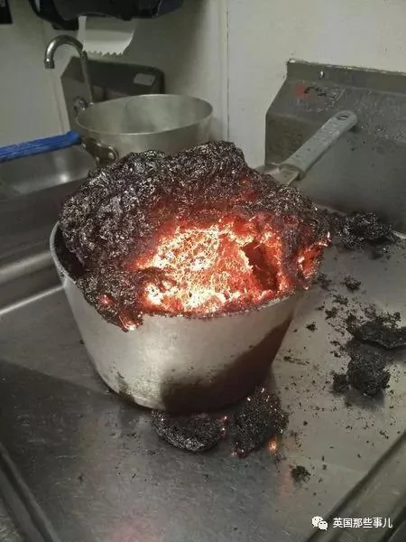 下班太饿不小心把狗子忘在公司…去接它时它的表情…