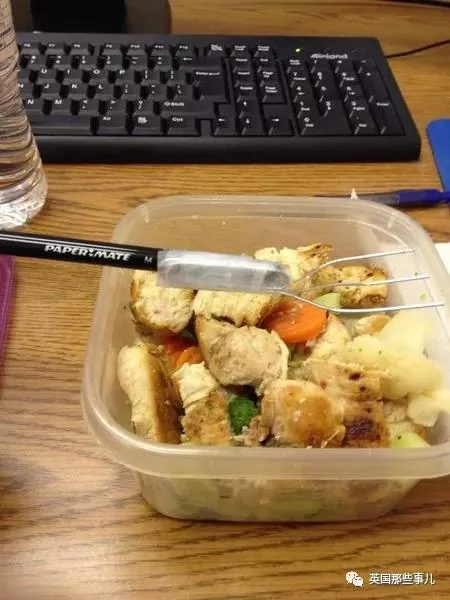 下班太饿不小心把狗子忘在公司…去接它时它的表情…