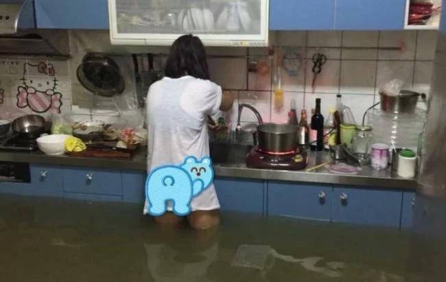 水淹大腿仍为孩煮饭 “地表最强人妻”