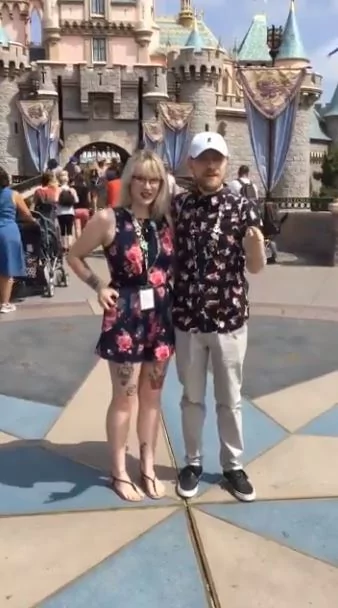 情侣在迪士尼合影 女友突然掏出戒指求婚 男友吓傻 下一秒全场超震惊