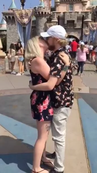 情侣在迪士尼合影 女友突然掏出戒指求婚 男友吓傻 下一秒全场超震惊
