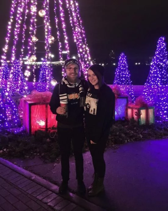 情侣在迪士尼合影 女友突然掏出戒指求婚 男友吓傻 下一秒全场超震惊