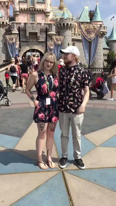 情侣在迪士尼合影 女友突然掏出戒指求婚 男友吓傻 下一秒全场超震惊