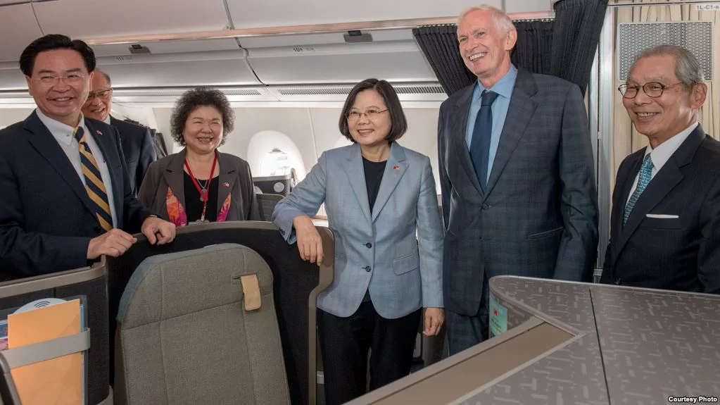 台湾总统蔡英文8月12日过境美国洛杉矶，美国在台协会主席莫健(右二)与台湾驻美代表高硕泰(右一)登机迎接 
