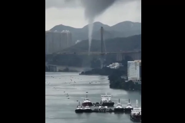 香港惊现水龙卷 与桥上车辆“擦身而过”!