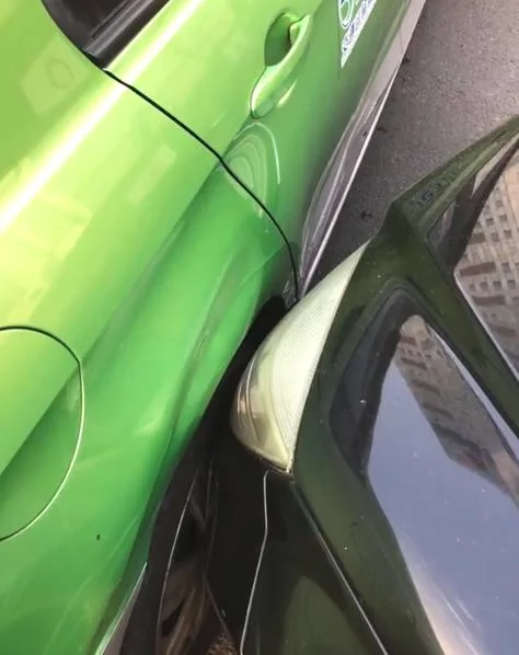 奔驰撞上出租车 司机划拳定赔偿