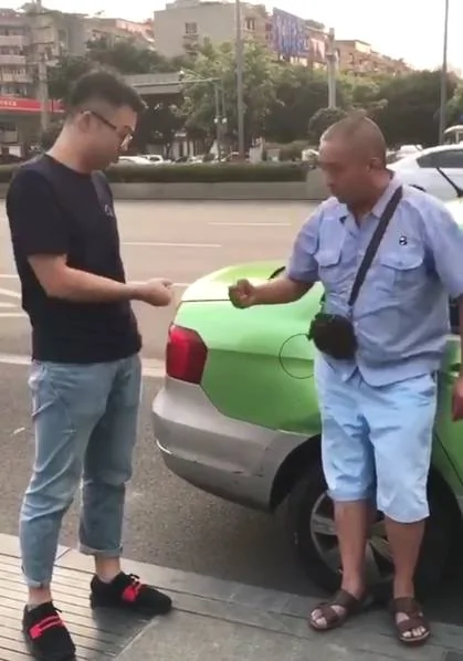奔驰撞上出租车 司机划拳定赔偿