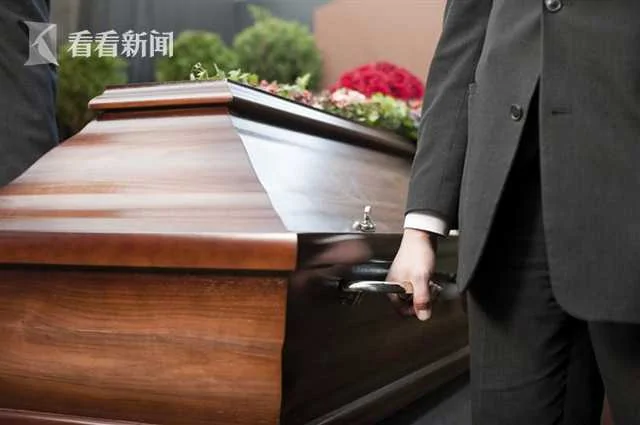 殡仪馆老板锁门跑路 女婿偷出岳母尸体风光下葬