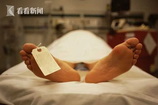 殡仪馆老板锁门跑路 女婿偷出岳母尸体风光下葬