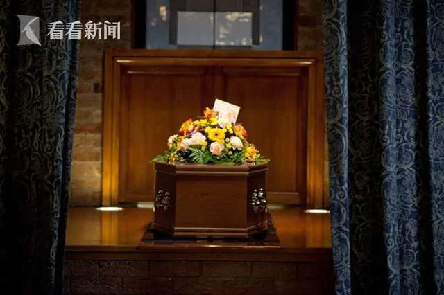 殡仪馆老板锁门跑路 女婿偷出岳母尸体风光下葬