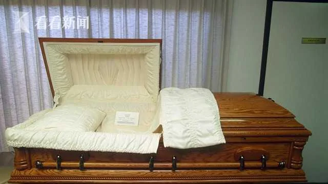 殡仪馆老板锁门跑路 女婿偷出岳母尸体风光下葬