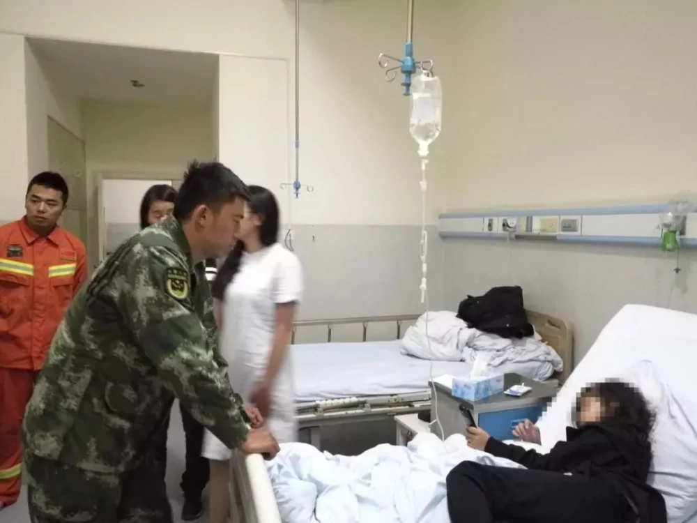 奇迹!轿车坠河4小时 夫妻遇难女儿躲车尾 毫发无损!