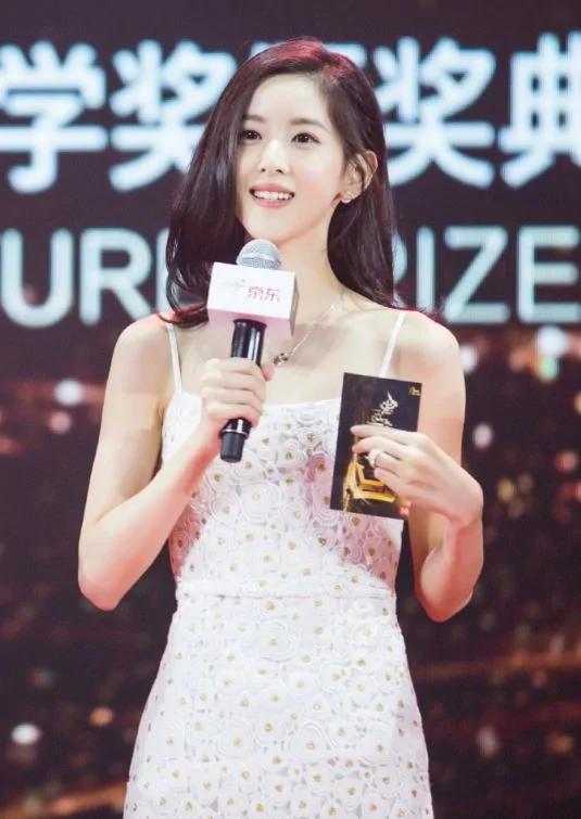 中國「奶茶妹」章澤天清秀可人,但丈夫劉強東仍然管不住小頭犯下性侵案。(圖擷自章澤天微博)