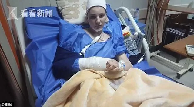 导游无视风浪让女子和海豚游泳 被卷螺旋桨险死!