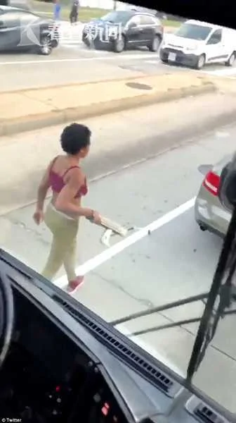 女子怒挥千斤顶砸大巴 见老人报警三次狠命撞翻!