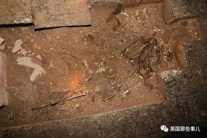 莫名发现地道 房顶挖出现金…老房子惊喜就是多!